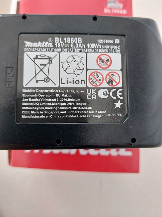 Acumulator compatibili cu  makita  de 6 Ah, 18 V în ambalaj de cart