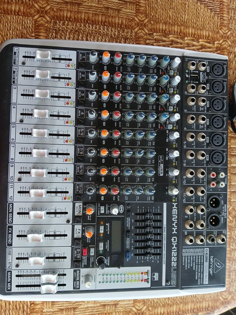 Мишпулт Behringer XENYX QY 1222