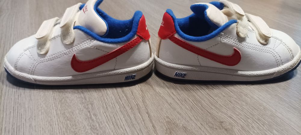 Vând adidasi Nike
