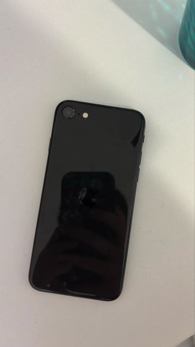 Iphone SE 2022 използван 64gb