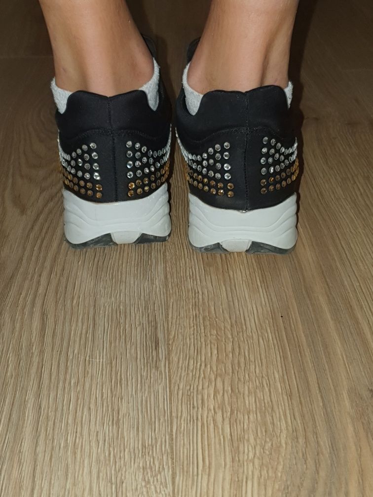 Дамски спортни обувки с камъни 37 номер
