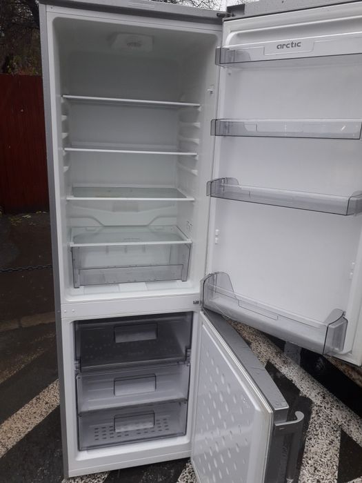Frigider 2 usi functional asigur transport