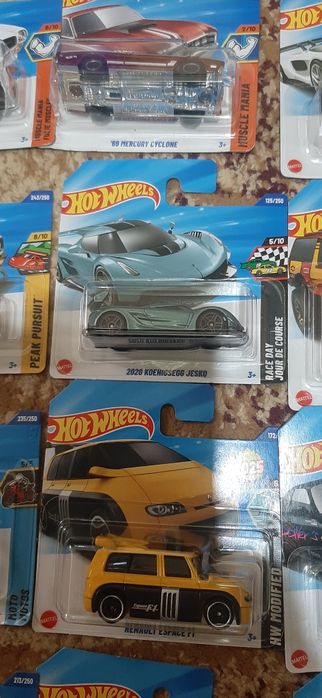 Vând peste 100 de machete Hotwheels și Matchbox