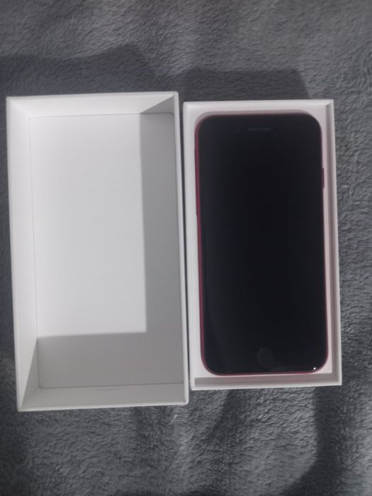 Iphone SE model rosu