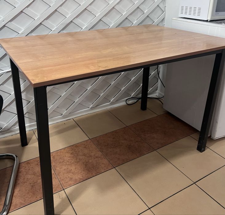 Продам кухонный стол бу