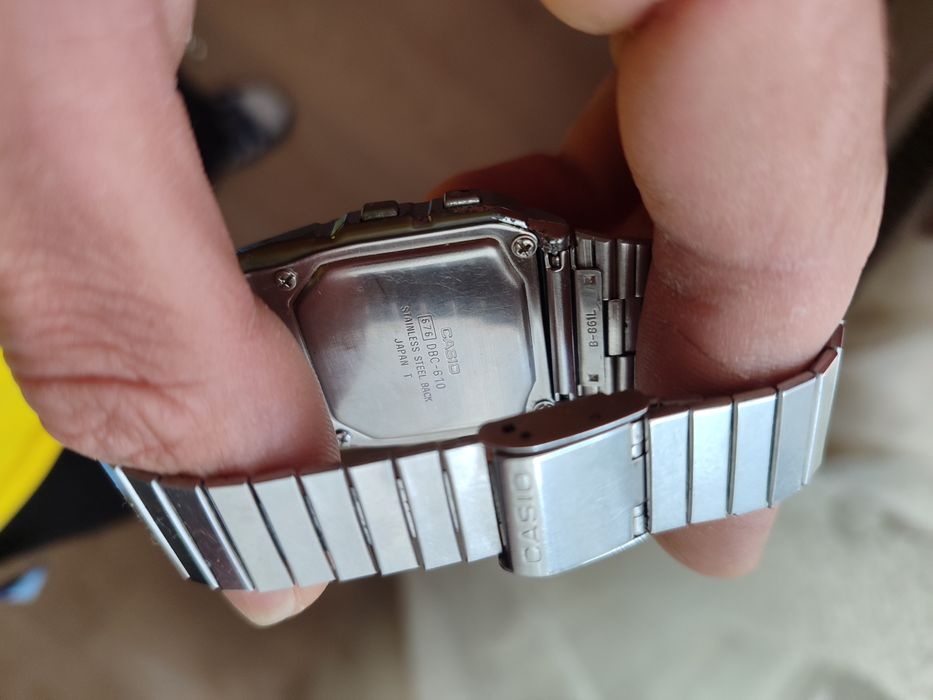 Два броя часовници