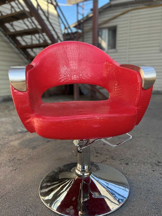кресло парикмахерское в идеальном состоянии с регулятором высоты