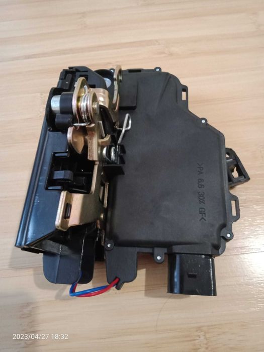 Incuietoare / broasca usa fata Volkswagen 3B1837016A