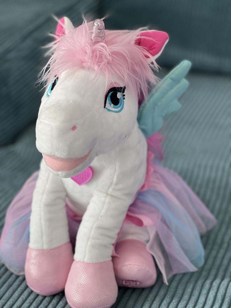 Noriel pets Luana, printesa Unicorn