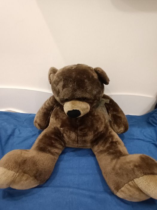 Голям мечок и плюшени играчки