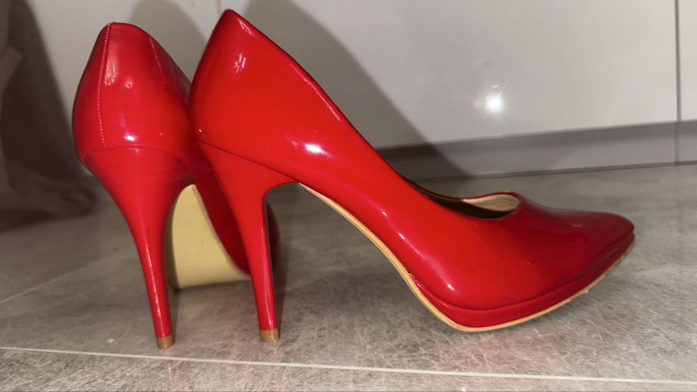 Червени лачени обувки на викок ток, размер 38