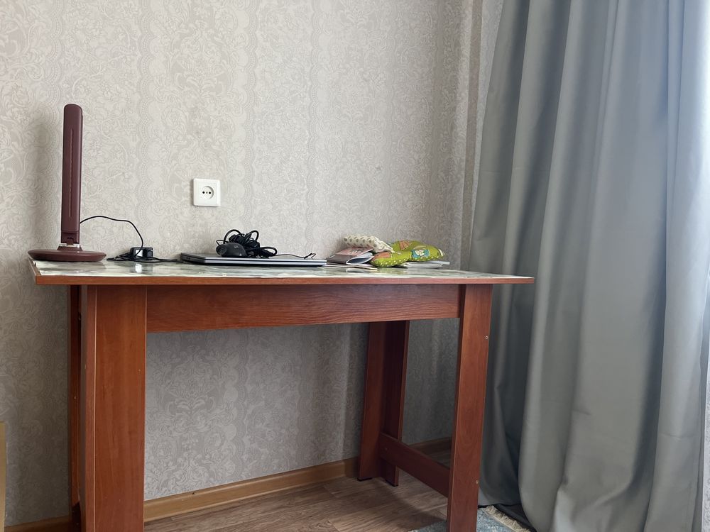 Продается стол В идеальном состояний на КШТ