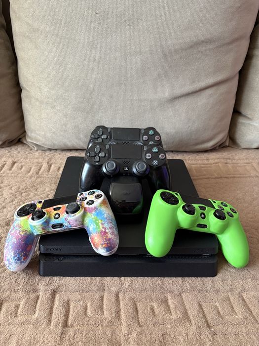 URGENT 999 lei!! ps4 slim cu 4 controllere si 11 jocuri!