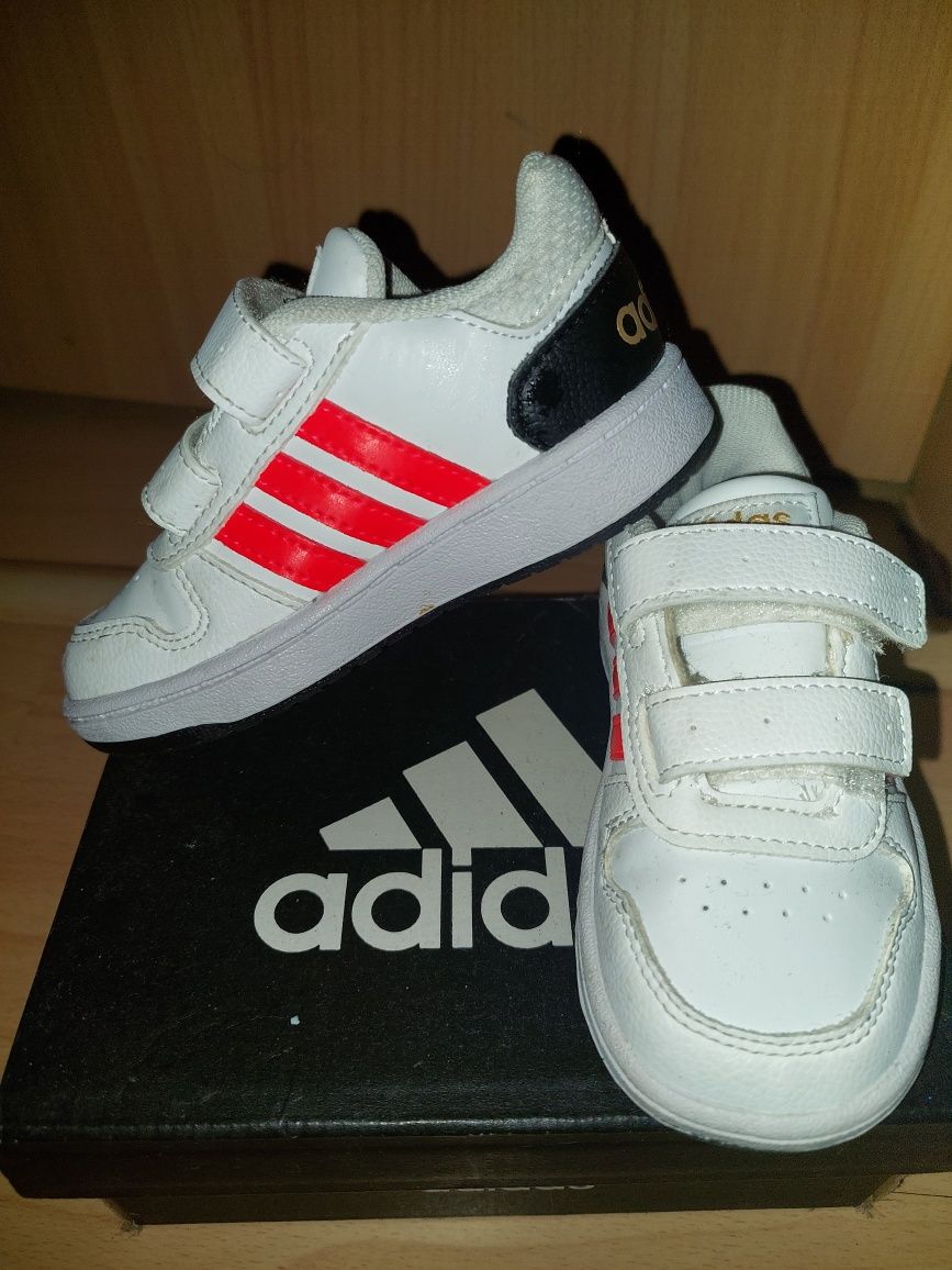 Adidasi noi , Adidas