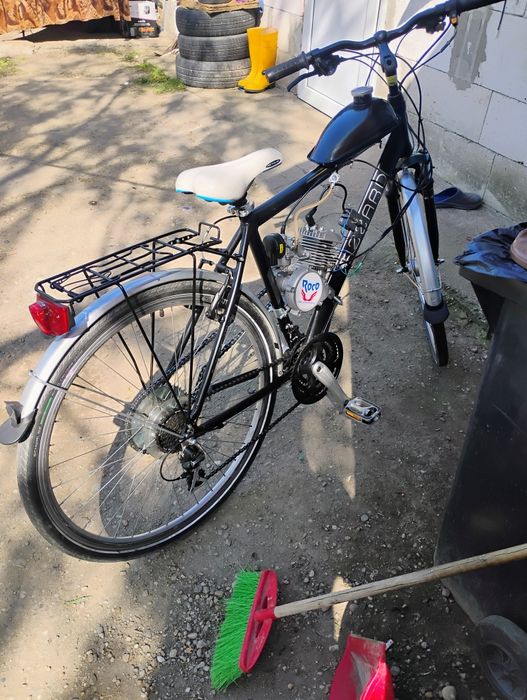 Vând scuter 49 cm preț 1200 Vând bicicleta cu motor preț 1500
