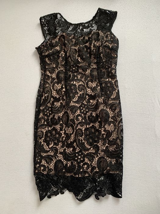 Продавам дантелена черна рокля