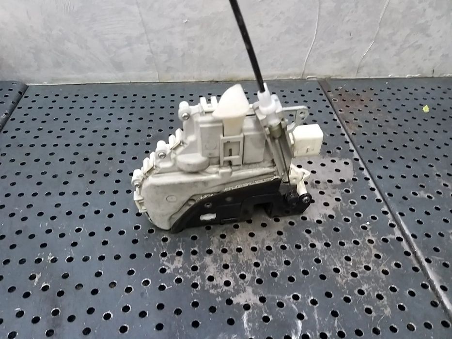 Broasca usa stanga fata audi a4 b8 8k 8j1837015c