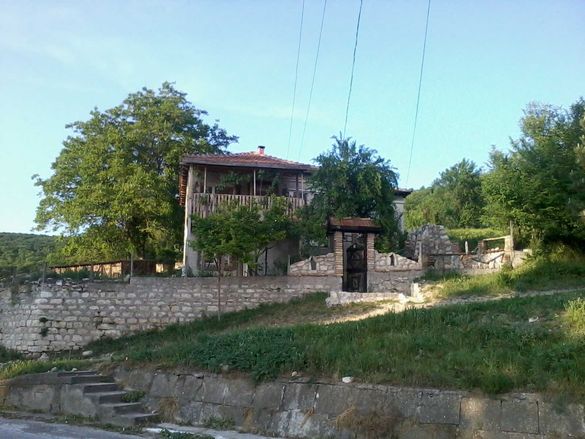 Двуетажна каменна къща с. Батово, обл. Добрич