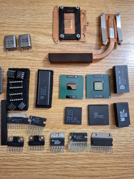 Procesoare INTEL Circuite Integrate Memori SRAM Volatile si Nonvolatil