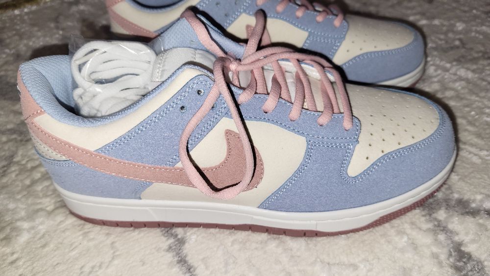 Кроссовки женские