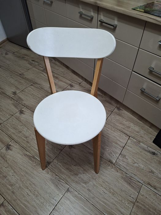 Vand scaune de bucatarie