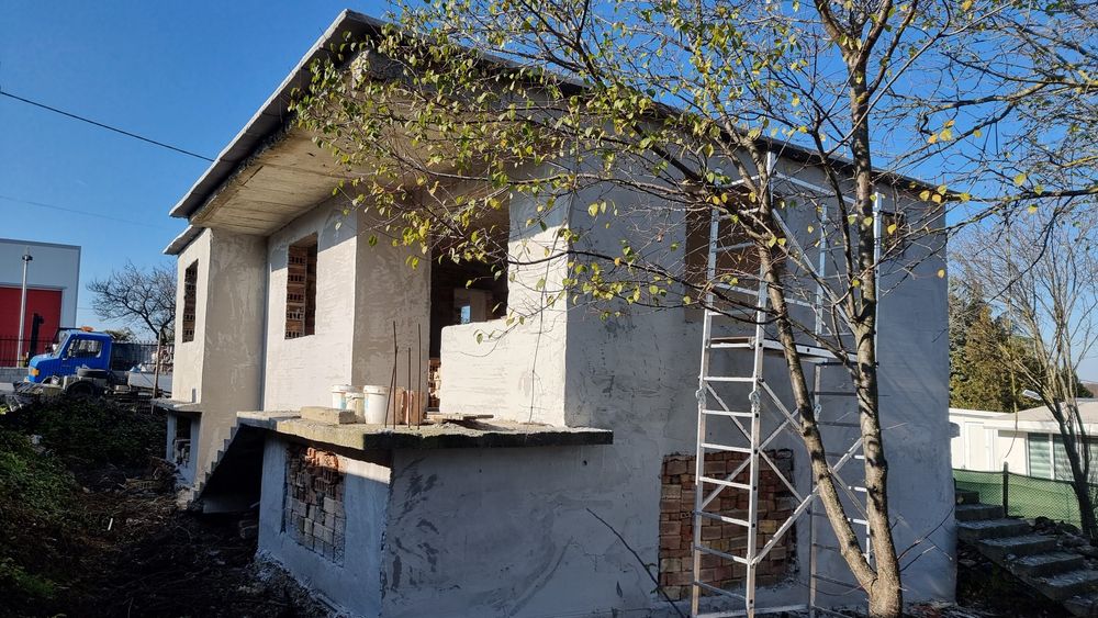 Продавам дворно място 558кв.м. с тухлена къща на 2 етажа