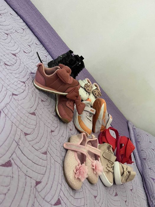 Papuci fetite  purtati , dar in stare buna