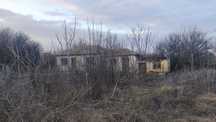 Продавам парцел с постройка