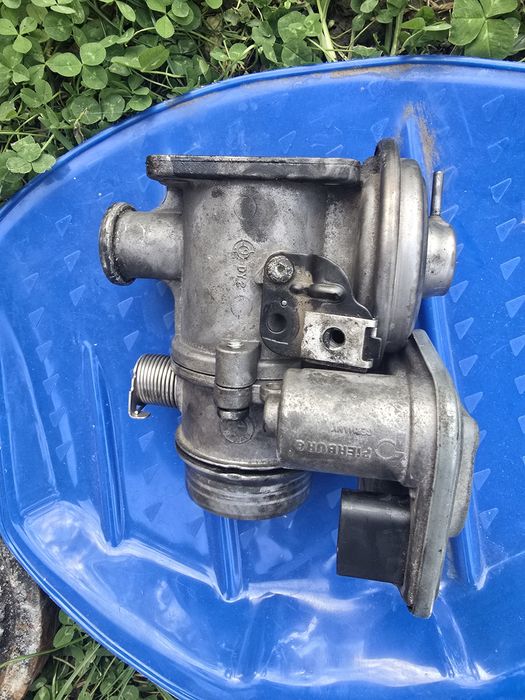 Vând clapeta accelerație + EGR pt BMW