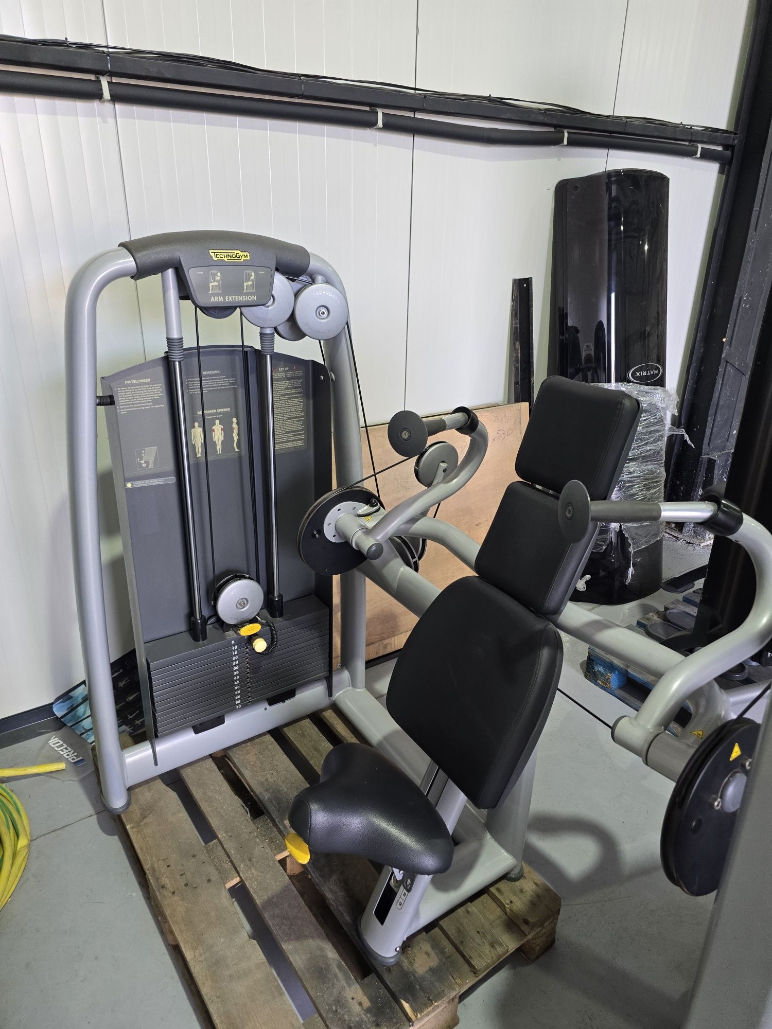 Technogym triceps mashine машина за трицепс на техноджим