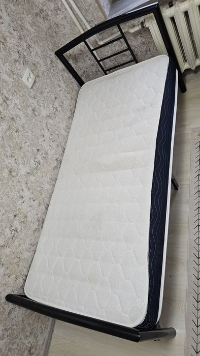 Односпальная кровать с матрасом