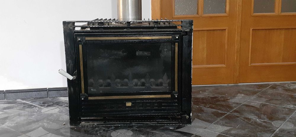 Camin pe lemne ,practic nefolosit,livrare...