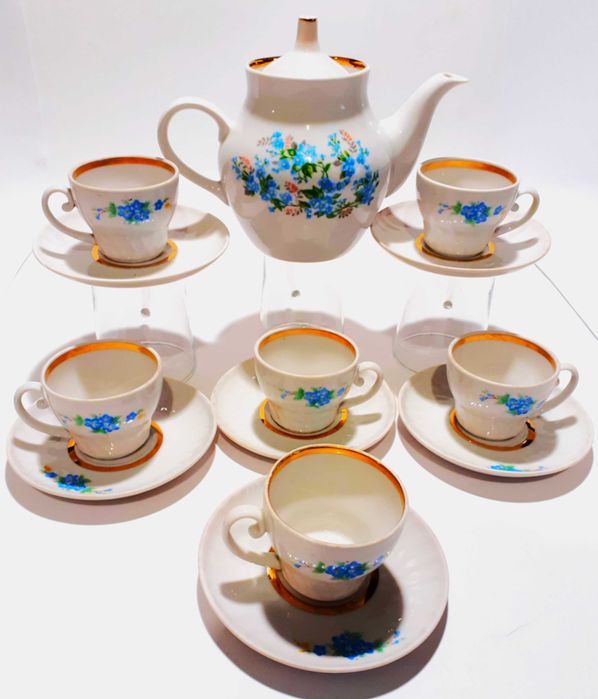 Винтидж.Порцеланов сервиз.Красив,качествен.Отличен за подарък.