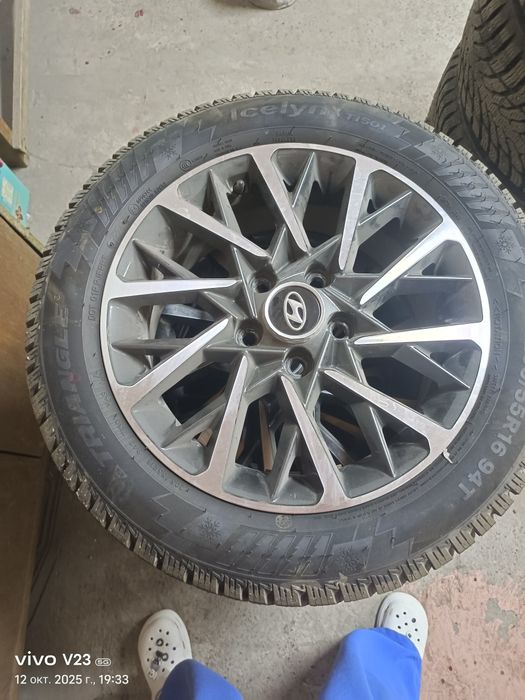 Продам зимние колёса (шины + диски R16)