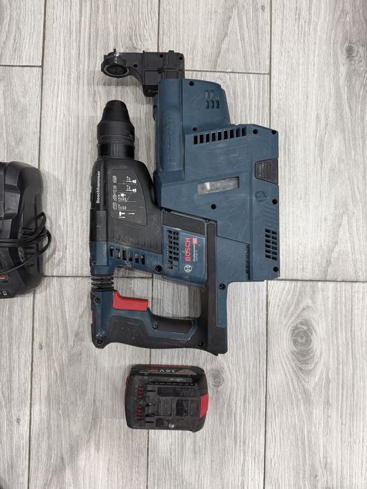 Bormasina Bosch cu aspirator + incarcator si baterie