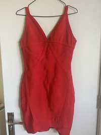 червена бандажна рокля
