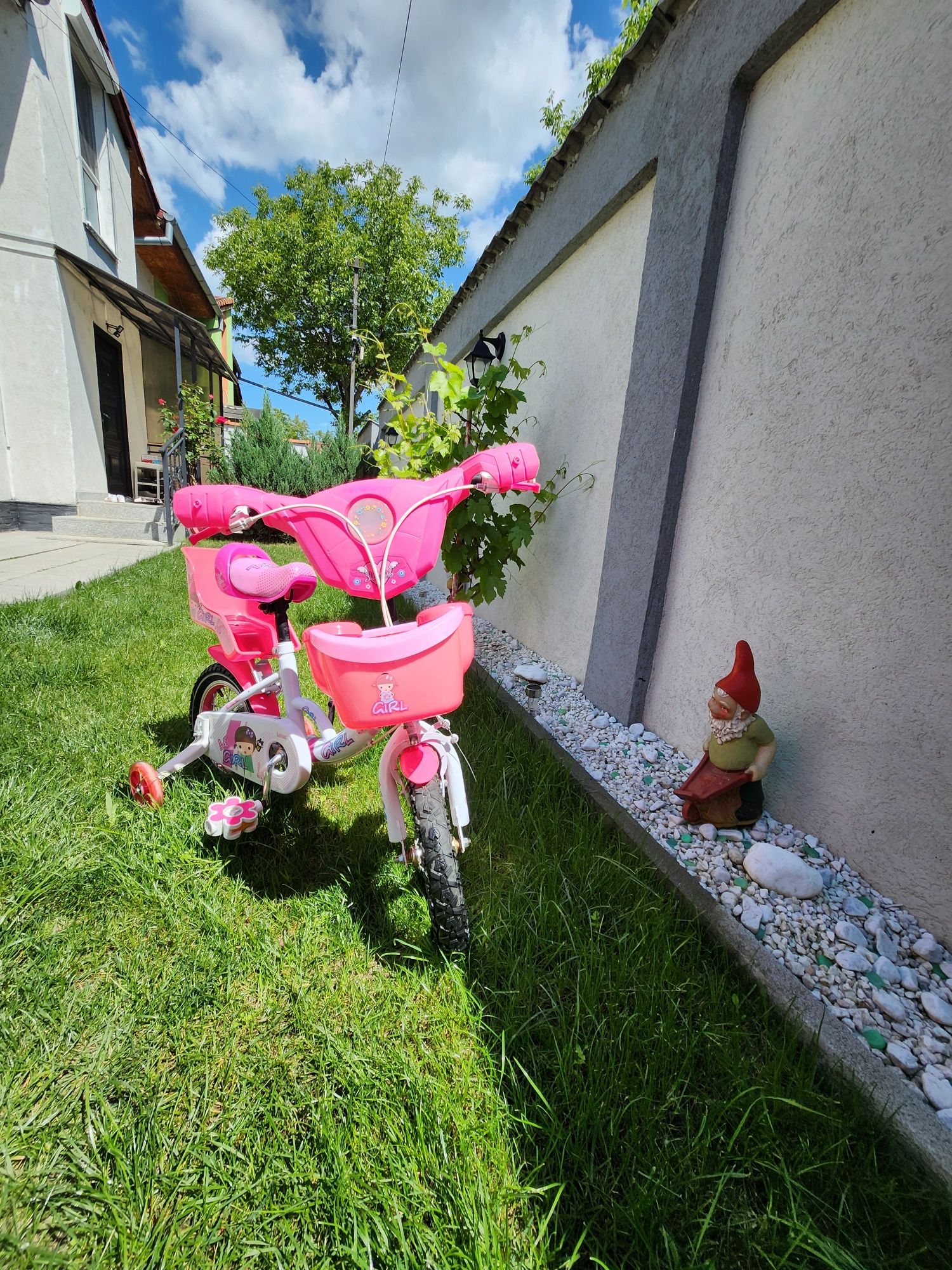 Bicicleta fetite si casca de protectie