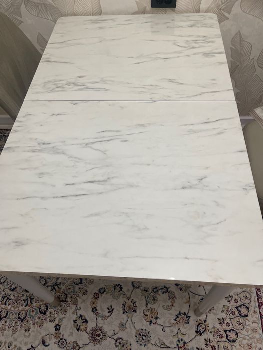 Обеденный стол со стульями