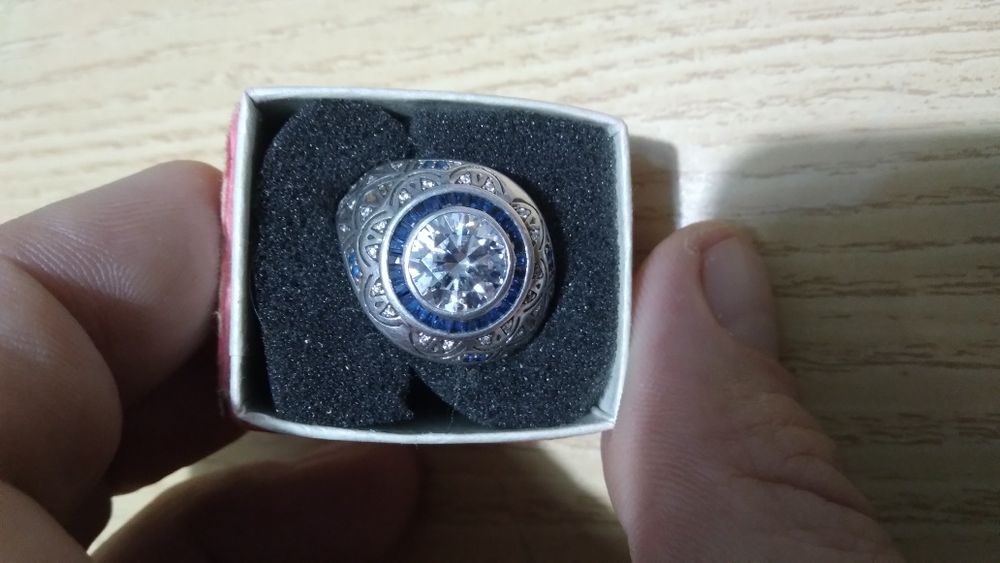 Продам кольцо серебро 925пр и Муасанит 3 карата