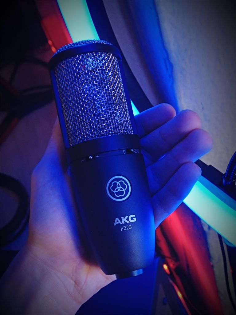 Студиен микрофон AKG P220 + Подарък Поп Филтър