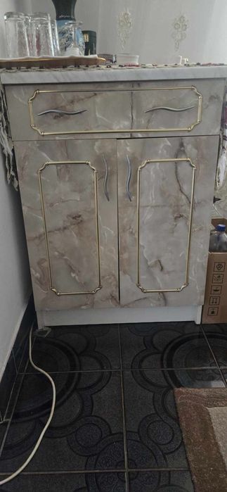 Vand două dulapuri bucatarie