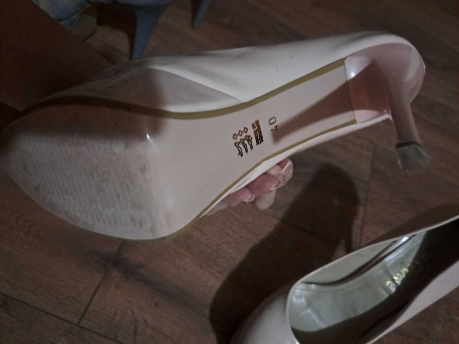 Дамски обувки на висок ток