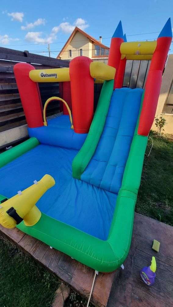 Castel gonflabil cu tobogan,piscina și trambulina de inchiriat