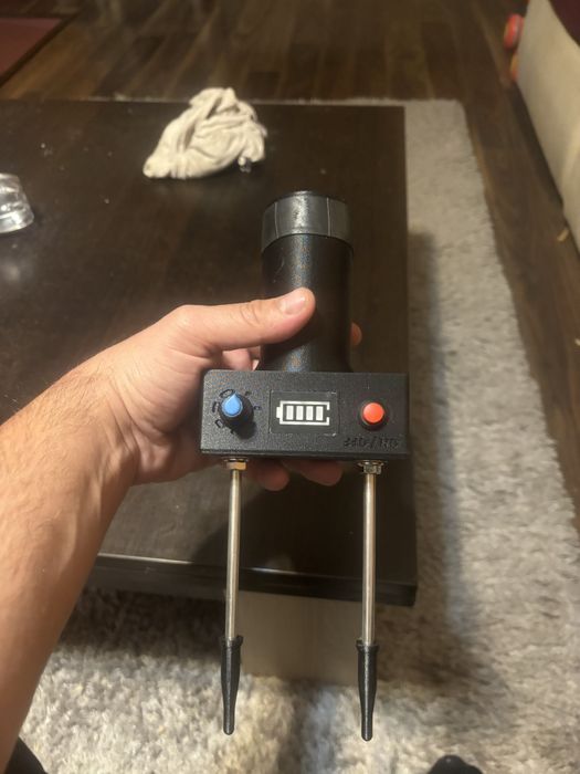 Asomator pe acumulatori pentru porci