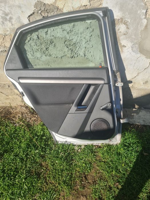 Vând uși spate stânga, dreapta haion,geamuri fixe Opel Vectra C 1.9