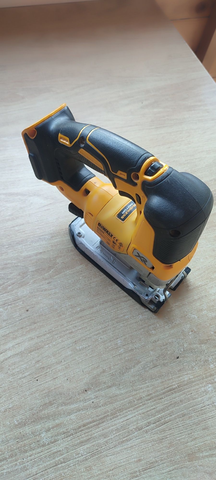 Акумулаторен прободен трион Dewalt DCS334