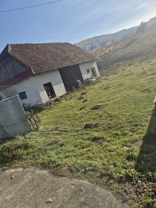 Vând casă cu teren