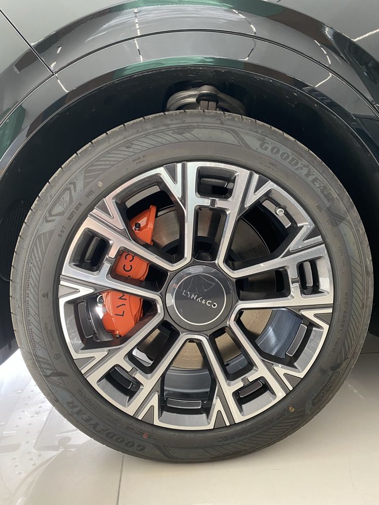 Lynk co 900.