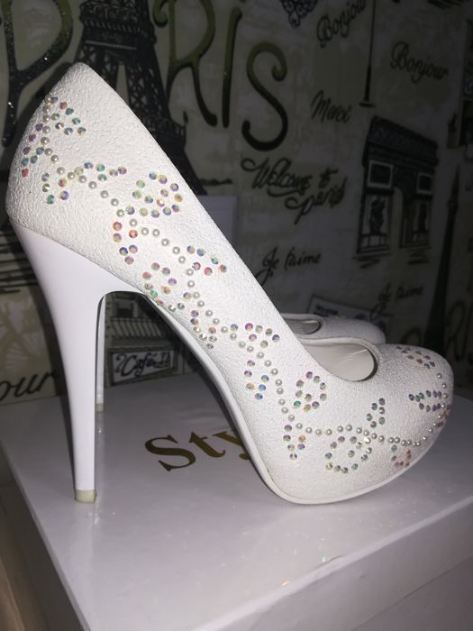 Продам белые Туфли