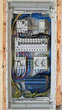 Electrician configurez și execut tablouri electrice